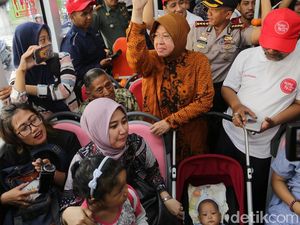 Risma dan Warga Naik Bus Suroboyo, Kampanyekan Transportasi Massal