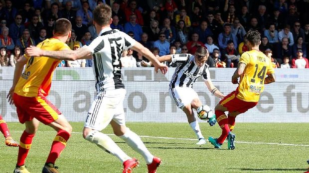 Paulo Dybala mencetak gol pembuka keunggulan Juventus dengan tendangan terukur.