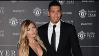 Sam Cooke merupakan seorang model lingerie sekaligus istri bek MU, Chris Smalling. Keduanya menikah di Italia pada Juni 2017. Foto: Instagram