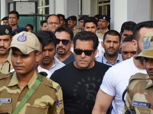 Bebas Penjara, Salman Khan Langsung Kunjungan ke Sekolah