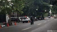 Mobil-mobil Parkir di Bahu Jalan Senopati, Akankah Diderek?