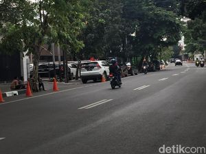 Mobil-mobil Parkir di Bahu Jalan Senopati, Akankah Diderek?