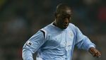 Yang Pernah Main di Man City dan MU: Denis Law hingga Carlos Tevez