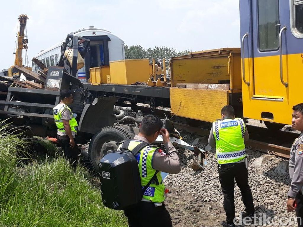 Polisi Cek Tabrakan KA Sancaka Vs Truk: Dahsyat Sekali Ini Polisi Cek Tabrakan KA Sancaka Vs Truk: Dahsyat Sekali Ini