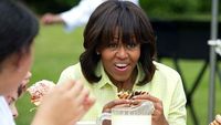 Begini Gaya Santai Michelle Obama Ketika Makan Sandwich dan Permen