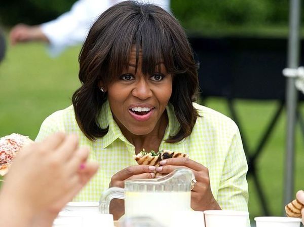 Begini Gaya Santai Michelle Obama Ketika Makan Sandwich dan Permen