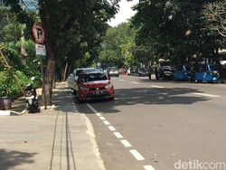 Melihat Jl Senopati yang Disebut Sandiaga Ada Parkir Sembarangan