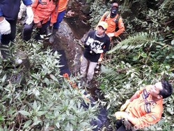 Tim SAR Tak Gunakan Alat Khusus untuk Evakuasi Andrey di Merbabu