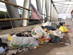 Jorok! Sampah Menumpuk di Jalanan Kabupaten Bandung