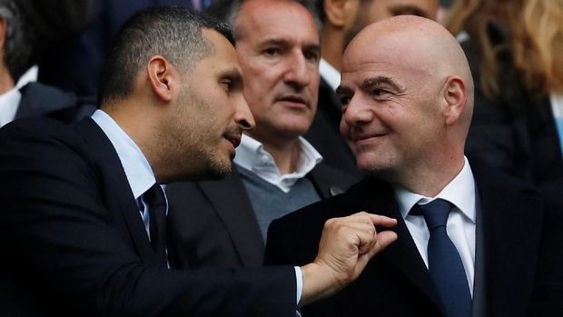 Presiden FIFA Gianni Infantino bebrincang dengan Presiden Manchester City Khaldoon Al Mubarak 