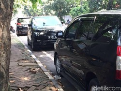 Ditantang Sandi, Dishub Siap Derek Mobil Parkir Liar di Senopati
