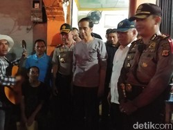 Jokowi di Sukabumi: Hujan, Sate dan Kisah Sedih di Hari Minggu