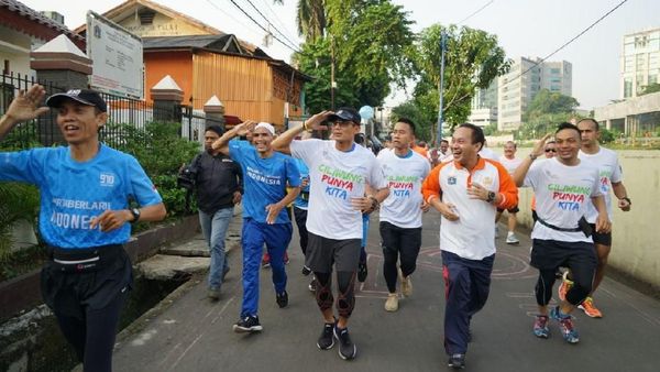 Foto: Aksi Sandiaga Lari 5 Kilometer Susuri Ciliwung