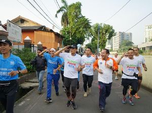 Foto: Aksi Sandiaga Lari 5 Kilometer Susuri Ciliwung