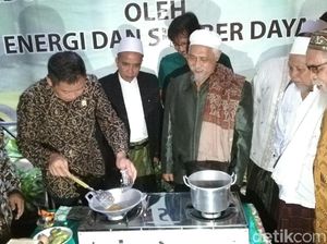 Aksi Jonan Masak Telur saat Resmikan Biogas Komunal Pesantren Aksi Jonan Masak Telur saat Resmikan Biogas Komunal Pesantren