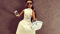 Lihat Barbie Fashionable dengan Balutan Tisu Restoran dan Aluminium Foil