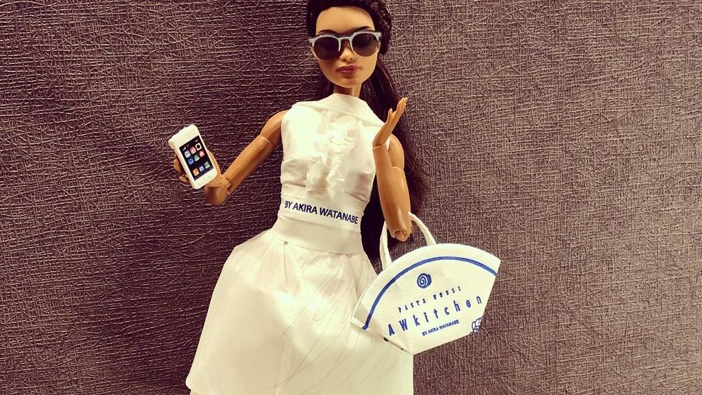 Lihat Barbie Fashionable dengan Balutan Tisu Restoran dan Aluminium Foil Lihat Barbie Fashionable dengan Balutan Tisu Restoran dan Aluminium Foil