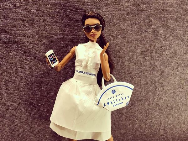 Lihat Barbie Fashionable dengan Balutan Tisu Restoran dan Aluminium Foil