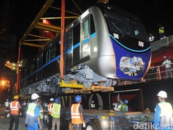 Gerbong MRT Mulai Diangkut dari Tanjung Priok ke Lebak Bulus