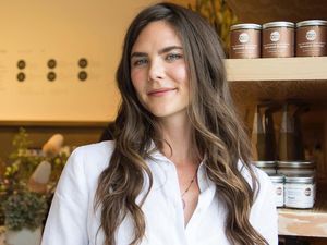 Kecantikan Alami Amanda, Penjual Jus yang Hampir Tak Pernah Pakai Makeup