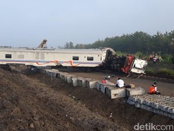 Penampakan Loko KA Sancaka yang Masih Terguling, Gerbong Melintang