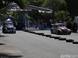 Mobil Klasik VW Adu Cepat di Surabaya