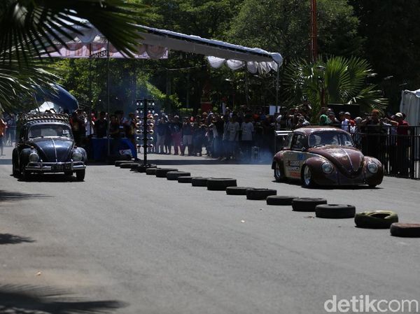 Mobil Klasik VW Adu Cepat di Surabaya