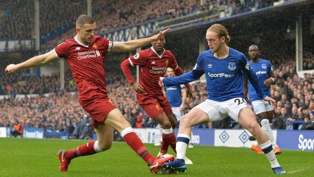Liverpool lebih banyak melakukan penguasaan bola pada menit-menit terakhir babak pertama. (