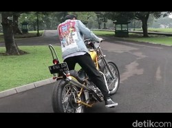 Bergaya Bak Dilan, Jokowi Jajal Motor Chopper ke Luar Istana