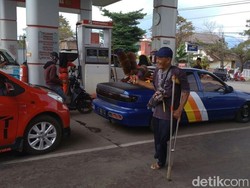 Melihat Semangat Kakek Satu Kaki Penjual Kemoceng di Garut