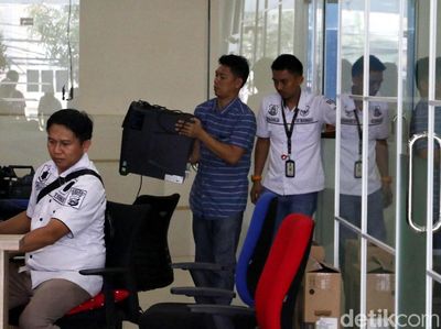 Polisi Geledah Kantor Abu Tours di Jakarta