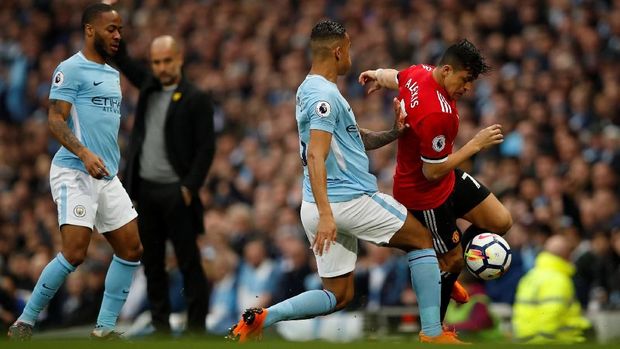 Alexis Sanchez memberikan dua assist untuk gol kedua Pogba dan gol Smalling dalam Derby Manchester.