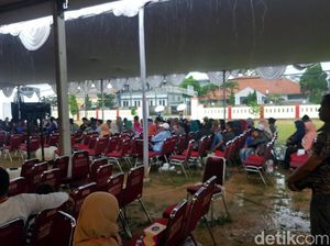 Hujan Deras, Penerima Sertifikat Gratis Tetap Setia Tunggu Jokowi