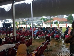 Hujan Deras, Penerima Sertifikat Gratis Tetap Setia Tunggu Jokowi