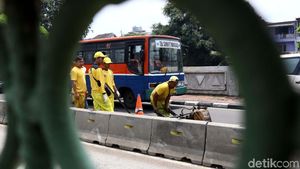 Aksi Tim Kuning Tambal Jalan Berlubang