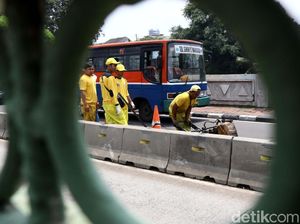 Aksi Tim Kuning Tambal Jalan Berlubang