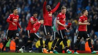 Manchester United tak harus melihat rivalnya berpesta juara dan setidaknya bisa memaksa City bertarung hingga 22 April mendatang. (Russell Cheyne/REUTERS)
