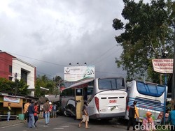 Tak Kuat Nanjak, Truk Tangki Mundur Tabrak Bus, Mobil dan Motor