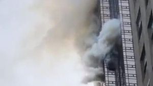 Foto: Asap Membubung dari Trump Tower yang Kebakaran