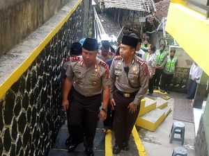 Kapolda Tinjau Lokasi yang Rusak Terkena Badai di Sukabumi Kapolda Tinjau Lokasi yang Rusak Terkena Badai di Sukabumi