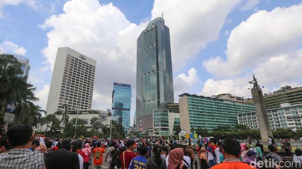 Suasana Heboh di CFD Thamrin Saat Gedung Dikira Roboh