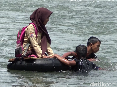 Potret Miris Pelajar di Sulsel Pakai Ban Arungi Sungai ke Sekolah