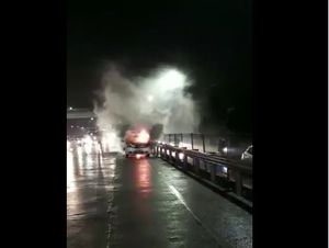 Sedan Terbakar di Tol Ciledug Arah Lebak Bulus