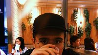 Gaya Makan Joshua Suherman Saat Makan Sate Taichan hingga Sarapan Mewah