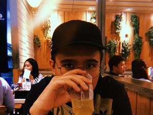 Gaya Makan Joshua Suherman Saat Makan Sate Taichan hingga Sarapan Mewah