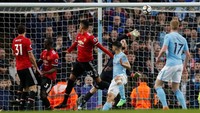 Sergio Aguero punya peluang untuk menyamakan skor di akhir waktu normal tapi bola sundulannya bisa ditepis David de Gea. (Russell Cheyne/REUTERS)