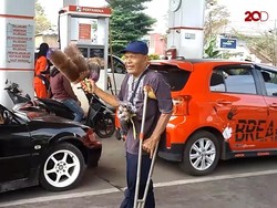 Pantang Ngemis, Kakek Satu Kaki Ini Jualan Kemoceng