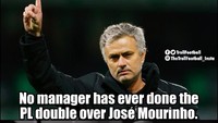 Manajer MU Jose Mourinho membuktikan dirinya tak bisa dikalahkan dua kali dalam semusim di Liga Inggris. Setelah kalah 1-2 di Old Trafford, Mourinho membalas dengan menang 3-2 di Etihad. (Foto: Twitter @TrollFootball)