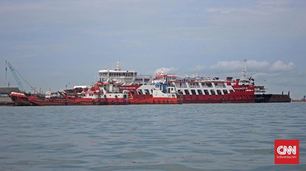 Kapal besar dan pencemaran, salah satunya kasus kebocoran minyak belum lama ini, meramaikan Teluk Balikpapan