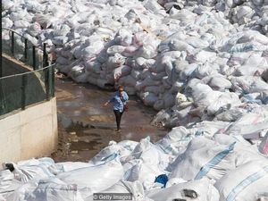 Negeri yang Tenggelam dalam Timbunan Sampahnya Sendiri